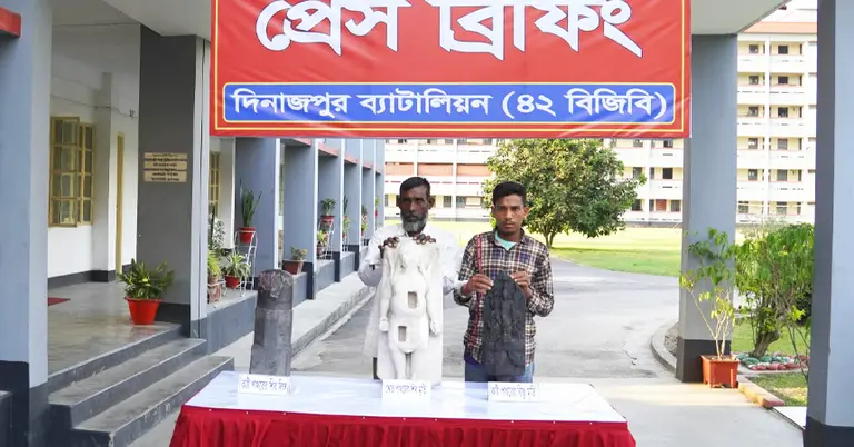 প্রত্নমূর্তিসহ আটক ২